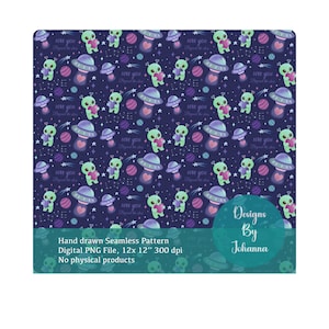 Op de afbeelding: Een naadloos patroon met groene aliens, UFO's, planeten en sterren op een donkerblauwe achtergrond. De woorden "Love You" worden herhaald. De tekst "Designs By Johanna" is ook zichtbaar.