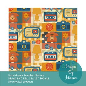 Op de afbeelding: Een naadloos patroon met retro-illustraties van telefoons, camera's, radio's, cassettes, lampen, bloemen en knopen in oranje, blauw, geel en bruin. Het patroon staat op een rasterachtergrond. De tekst luidt "Hand drawn Seamless Pattern, Digital PNG File, 30.5 x 30.5 cm 300 dpi, No physical products."