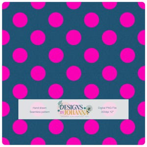 Op de afbeelding: Naadloos patroon met grote, helder roze stippen op een donkerblauwe achtergrond. Het ontwerp bevat de tekst "DESIGNS BY JOHANNA" en "Hand drawn Seamless pattern". Het digitale bestand is 30,48 cm bij 300 dpi.