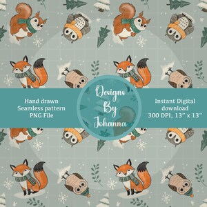 Op de afbeelding: Een naadloos patroon met een herhalend ontwerp van vossen, uilen en eekhoorns die winterse sjaals dragen. De achtergrond is lichtblauw met sneeuwvlokken en dennenbomen. De tekst "Designs By Johanna" staat in een cirkel onderaan de afbeelding.