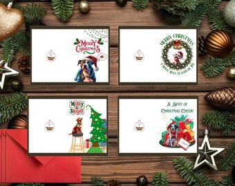 Könnte beinhalten: Vier Weihnachtskarten mit Hundeillustrationen. Eine Karte zeigt einen Hund mit Weihnachtsmütze und dem Text "Merry Christmas". Eine andere Karte hat einen Hund in einem Kranz mit dem Text "Merry Christmas, A Howl-iday Season of Joy". Die dritte Karte hat einen Hund in der Nähe eines Weihnachtsbaums mit dem Text "Merry & Bright". Die letzte Karte hat einen Hund mit Geschenken und dem Text "A Spot of Christmas Cheer!"