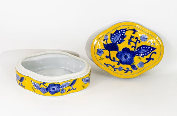 Yellow blue and white chinoiserie porcelain box - image 3