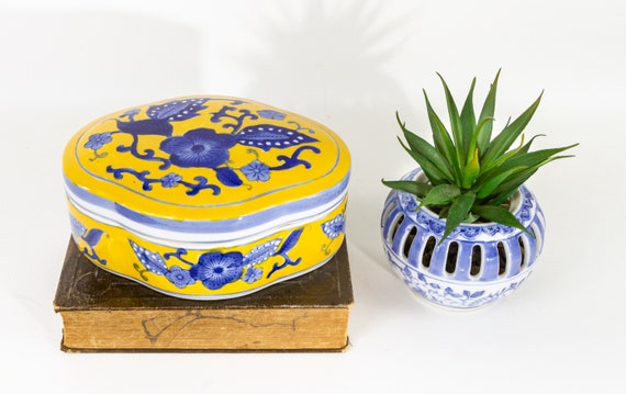 Yellow blue and white chinoiserie porcelain box - image 2