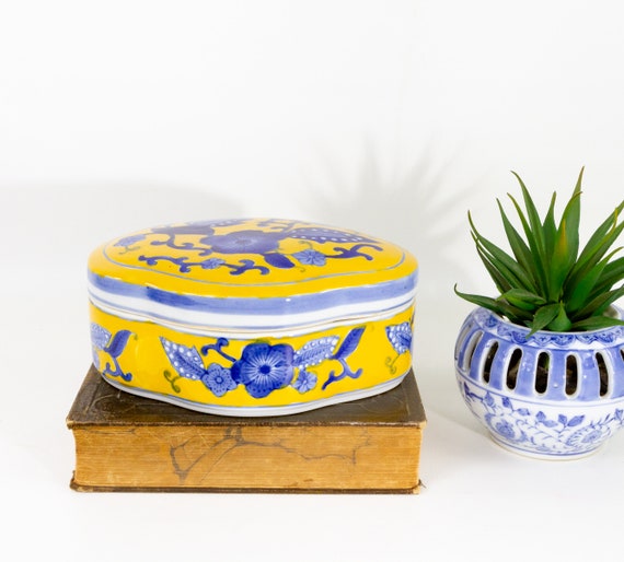 Yellow blue and white chinoiserie porcelain box - image 8