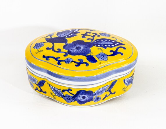 Yellow blue and white chinoiserie porcelain box - image 1