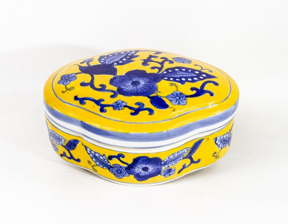 Yellow blue and white chinoiserie porcelain box - image 10