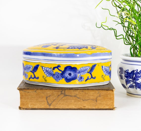 Yellow blue and white chinoiserie porcelain box - image 9