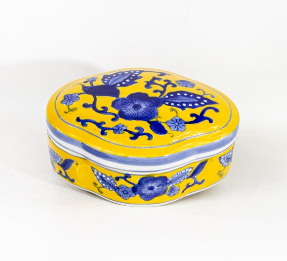 Yellow blue and white chinoiserie porcelain box - image 7