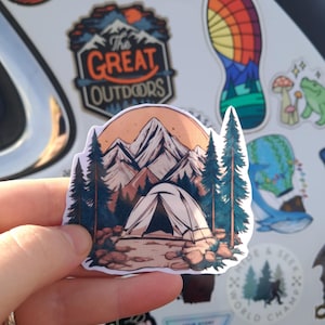 Sticker met campingthema voor natuurliefhebbers en kampeerliefhebbers.