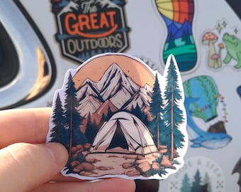 Pegatina con temática de camping para amantes de la naturaleza y entusiastas del camping.