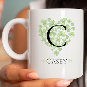 Personalisierte Kleeblatt Herz Tasse mit Name & Initiale, irische Kaffeetasse, St Patricks Day Tasse, Glücksgeschenk