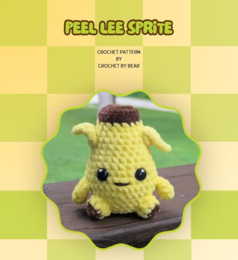 Pu&ograve; includere: Un peluche all'uncinetto giallo e marrone a forma di banana sbucciata con occhi in plastica nera e una piccola bocca ricamata. Il testo PEEL LEE SPRITE CROCHET PATTERN BY CROCHET BY BEAR &egrave; visualizzato sopra il peluche su sfondo a scacchi.