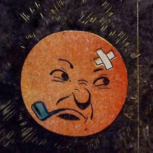 Può includere: Un'illustrazione di un cartone animato di un viso rotondo e arancione con un bendaggio bianco sulla fronte, un naso grande e una pipa blu in bocca. Il viso ha un'espressione scontrosa.