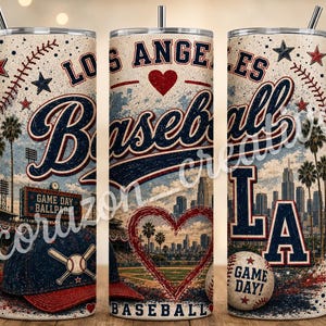 Pode incluir: Um copo cilíndrico de aço inoxidável com tema de beisebol de Los Angeles e estética vintage. O design inclui um estádio de beisebol, palmeiras, um horizonte da cidade, um boné de beisebol e uma bola com o texto Game Day Ballpark.