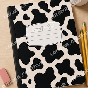 Puede incluir: Un cuaderno de composición con un patrón de manchas de vaca en negro y crema. La portada presenta una etiqueta blanca central con el texto Composition Book y cuatro líneas horizontales para escribir. El cuaderno tiene un lomo negro.
