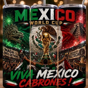 Op de afbeelding: Een cilindrische beker met rietje met een Mexico World Cup-thema, met de FIFA-trofee, een adelaar, een piramide, vuurwerk en de tekst MEXICO WORLD CUP, NADA NOS DETIENE, ORGULLO AZTECA en VIVA MEXICO CABRONES! in groen, wit en rood.