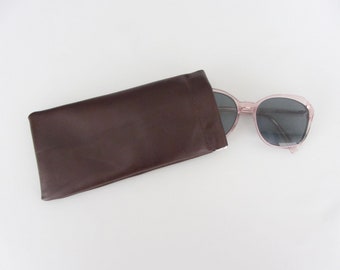 Estuche de cuero para gafas de sol, estuche para gafas con apertura flexible en el marco en cuero marrón
