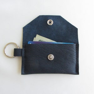 Cartera con llavero de identificación en cuero azul marino intenso