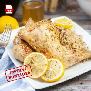 以下が含まれることがあります： 白い皿に、ローストした鶏もも肉2本、レモンのスライス、茶色のご飯が盛られています。鶏肉にはハーブとスパイスで味付けがされています。皿は木のテーブルの上に置かれています。画像には赤いスタンプで「INSTANT DOWNLOAD」という文字が押されています。