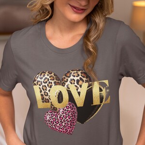 Heart Print Leopard Camisa, Unisex Heavy Cotton Tee, Pink Rose, Animal Print Shirt, Valentine&#39;s Day, Gift for Her, Wild Love Tshirt