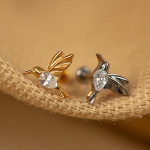 20G/18G/16G CZ Humming Bird Push Pin • Orecchino senza filettatura con parte posteriore piatta • Trago • Perno con parte posteriore piatta • Perno con elica • Cartilagine • Titanio LJ28.20