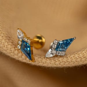 Aretes tipo rombo con zafiro azul de 16 g con parte posterior plana - Aretes tipo tornillo - Aretes tipo cometa - Perforación de cartílago - Aretes tipo hélice - Oro - Plata - LJ31.15