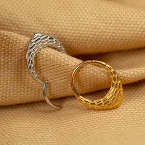 16G Lizard Skin Pointed Hoop • Titanium Clicker Hoop • Septum Ring • Nose Ring • Cartilage Earring • Helix Piercing • Daith Hoop • LJ31.21