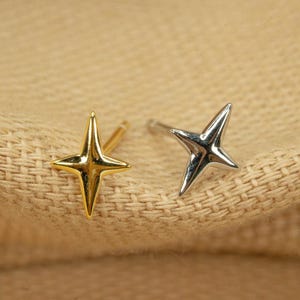 Aretes de estrella de cuatro puntas • Aretes pequeños de estrella • Aretes sólidos de luz de estrella • Aretes brillantes • Regalo para ella • Oro • Plata esterlina LJ25.19