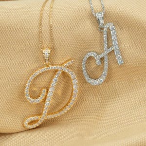 Collar con colgante de letra cursiva de diamantes, chapado en oro de 24 kt y diamantes de circonita cúbica plateados, collar con inicial de Regina George, joyería para mujer, regalo.