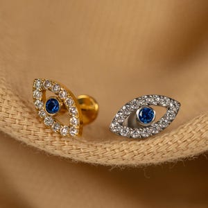 Aretes con parte posterior plana y zafiro azul de 16 g - Aretes con parte posterior roscada - Aretes con forma de ojo - Perforación de cartílago - Aretes con parte posterior roscada - Oro - Plata - LJ31.5