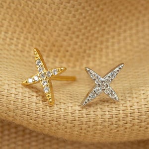 Aretes de estrella de cuatro puntas • Aretes de estrella pequeños • Aretes de luz de estrella pavimentados • Aretes brillantes • Regalo para ella • Oro • Plata esterlina LJ25.20