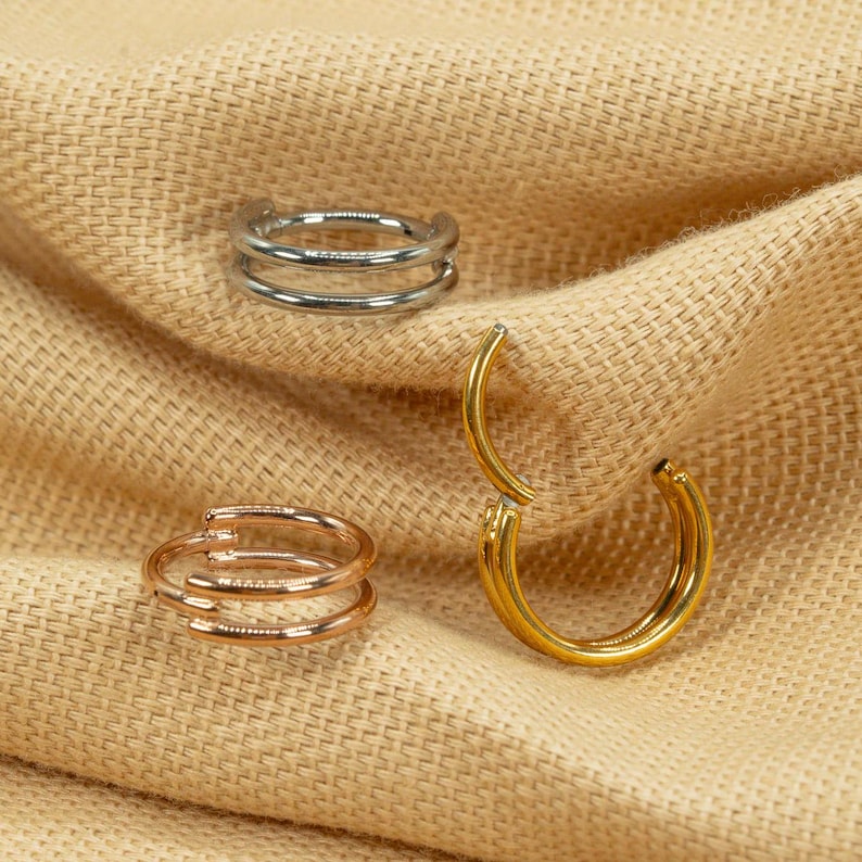 以下が含まれることがあります： シルバー、ゴールド、ローズゴールドの3色のフープイヤリング。イヤリングはすべて金属製で、シンプルでエレガントなデザインです。