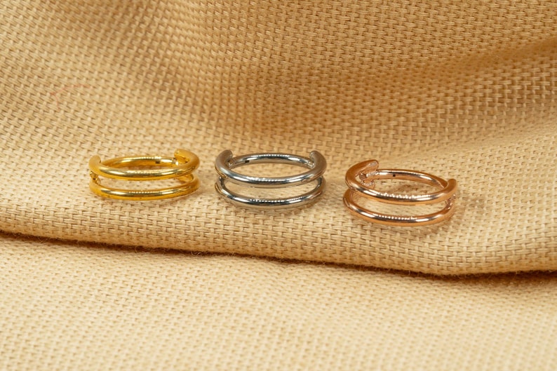 以下が含まれることがあります： ゴールド、シルバー、ローズゴールドのダブルフープイヤリング3個