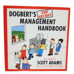 Könnte beinhalten: Ein Buch mit dem Titel "Dogbert's Management Handbook" mit rotem Rand. Das Cover zeigt Cartoon-Illustrationen von Büroangestellten und Dogbert. Der Text "Top Secret" ist ebenfalls sichtbar.