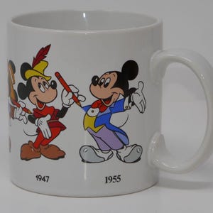 Taza de cerámica de 355 ml (Aplausos, Disney Mickey Mouse a través de los años) imagen 4