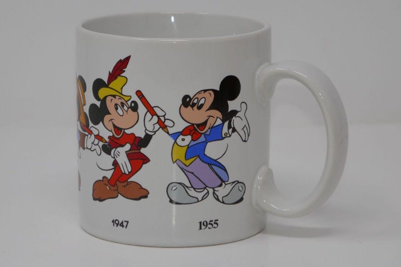 Taza de cerámica de 355 ml (Aplausos, Disney Mickey Mouse a través de los años) imagen 4
