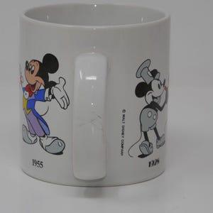 Taza de cerámica de 355 ml (Aplausos, Disney Mickey Mouse a través de los años) imagen 5