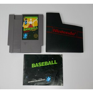 Könnte beinhalten: Ein Vintage-Baseball-Spielmodul für das Nintendo Entertainment System (NES), eine Box und eine Bedienungsanleitung. Die Patrone ist grau mit einer Baseballfeldgrafik. Die Box ist schwarz mit dem Nintendo-Logo. Das Handbuch ist schwarz und weiß.