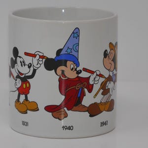 Taza de cerámica de 355 ml (Aplausos, Disney Mickey Mouse a través de los años) imagen 2