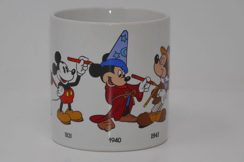 Taza de cerámica de 355 ml (Aplausos, Disney Mickey Mouse a través de los años) imagen 2