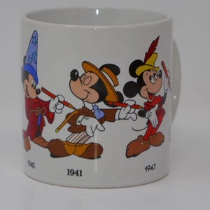 Taza de cerámica de 355 ml (Aplausos, Disney Mickey Mouse a través de los años) imagen 3