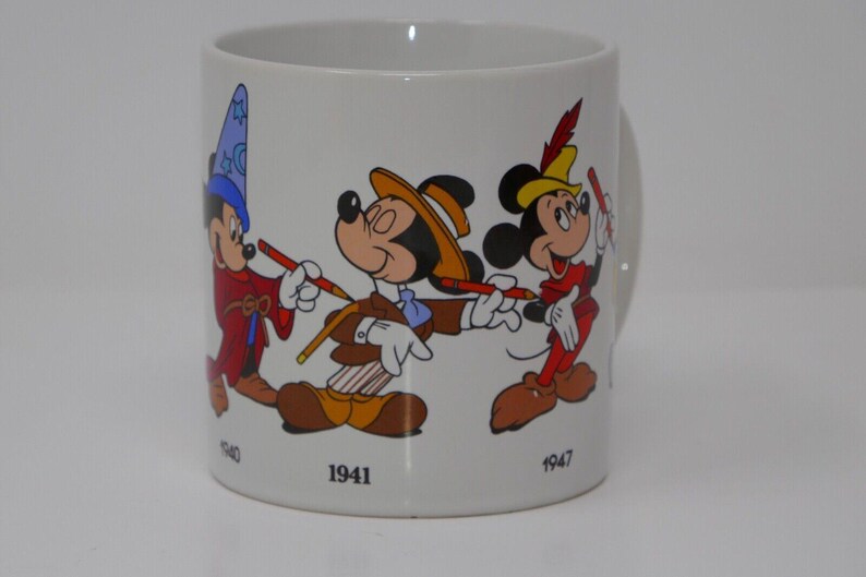 Taza de cerámica de 355 ml (Aplausos, Disney Mickey Mouse a través de los años) imagen 3