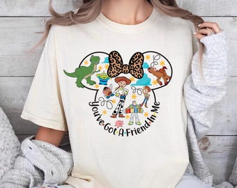 Camiseta "Tienes un amigo en mí", de Disney Toy Story. Camisetas para viajes familiares a Disneyworld. Colores cómodos.