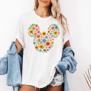 Camiseta com cabeça de rato floral Comfort Colors, camiseta floral Disney, camiseta com flores do Mickey, camiseta com orelhas de rato floral, camiseta do Festival de Jardinagem Disney