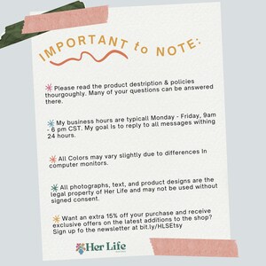 Puede incluir: Un papel color crema con el texto "IMPORTANT to NOTE:" y vi&ntilde;etas sobre descripciones de productos, horarios comerciales, variaciones de color y derechos de autor. El papel est&aacute; decorado con cinta adhesiva rosa y verde.