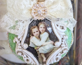 Mooie Grote 6" Ornament Kerstbal met Bouguereau Kinderen, Appelgroen, Glas Glitter, Antiek Kant - Vintage Frans - Handgemaakt