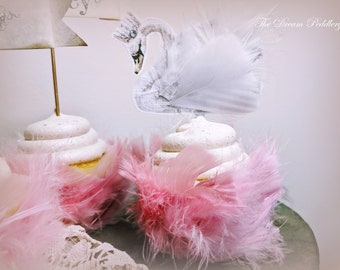 Mooie roze pluis. Pluizige roze gevederde cupcake wrappers, houders, feestdecor, standaardformaat