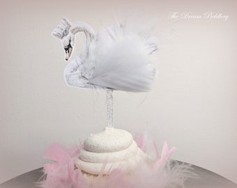 Rustige Zwanen. Cupcake en Appetizer Topper Zwanen met veren en kronen, Party Decor