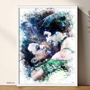 Könnte beinhalten: Ein Aquarellgemälde eines sich umarmenden Paares. Die Frau trägt ein grün-weiß gestreiftes Kleid und der Mann ein schwarzes Hemd. Das Gemälde ist vor einem blau-weißen Hintergrund mit einem galaktischen Muster platziert.