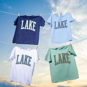 Camisa com a letra LAKE, camiseta unissex estilo vintage, coleção Lake Life, estampa ousada, camiseta com cores confortáveis tingidas na peça